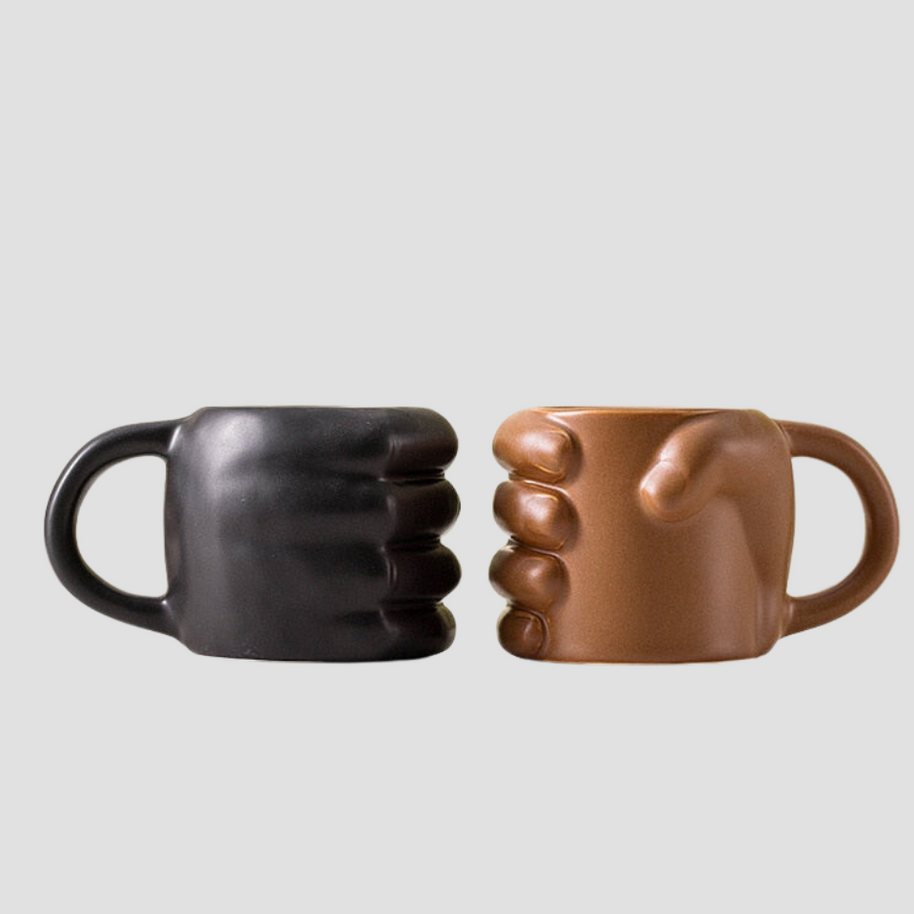 Xícara de cerâmica divertida - caneco na mão - Minimalist House LTDA