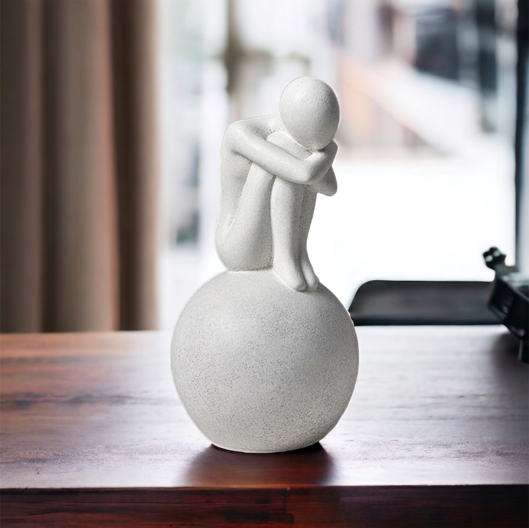 Estatueta de resina - Menino - Minimalist House LTDA