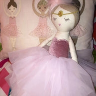 Boneca de Pelúcia Princesas - Minimalist House LTDA