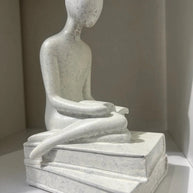 Estatueta de Resina - A Menina Minimalista - Minimalist House LTDA