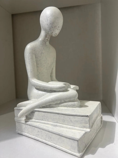 Estatueta de Resina - A Menina Minimalista - Minimalist House LTDA