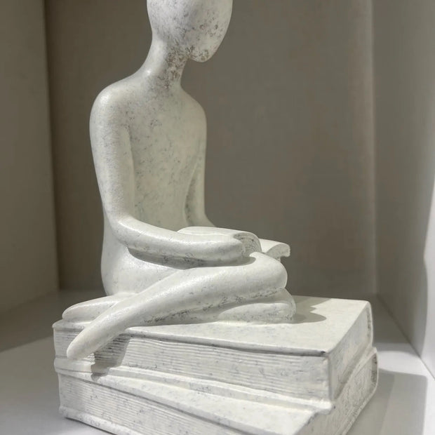 Estatueta de Resina - A Menina Minimalista - Minimalist House LTDA