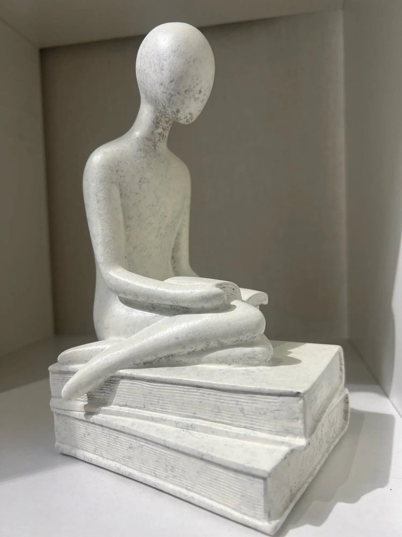 Estatueta de Resina - A Menina Minimalista