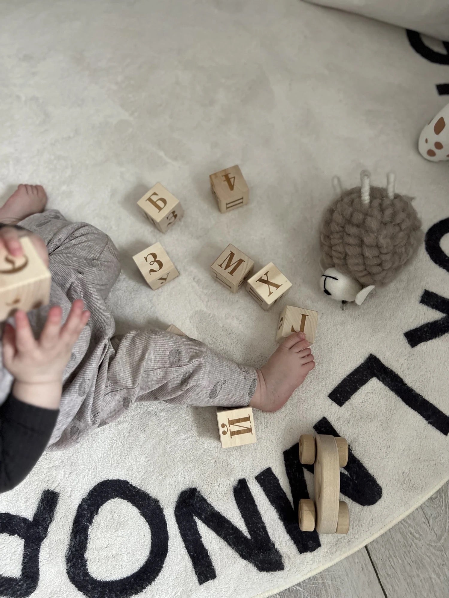Tapete Letrinhas - HOMEBABY - Minimalist House LTDA